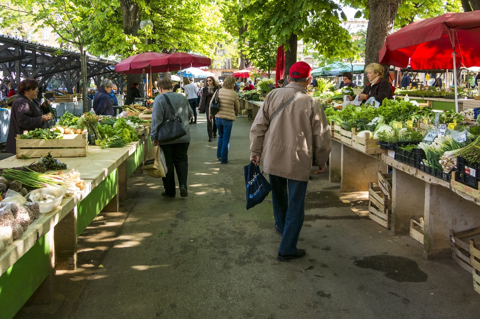 Farmer’s markets offer a great selection of local, in-season produce for the best flavours at your BBQ party | Summer BBQ Party | Stawnichy’s Mundare Sausage